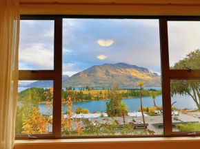 Walk to Town center with Views, Queenstown